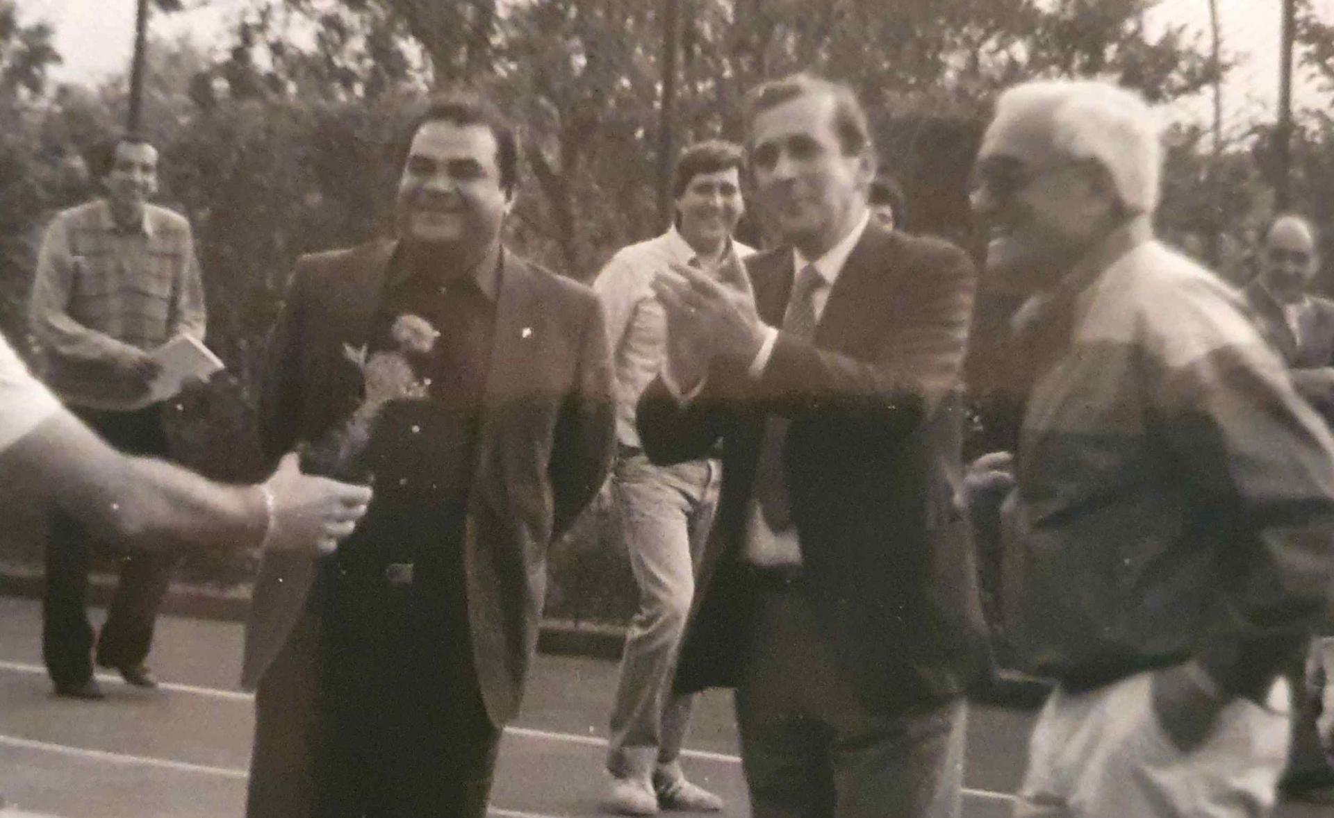 1983-Torneo del Minestrone - Mario Morandini dietro Don Gaetano e Valdo Ferrini.jpg